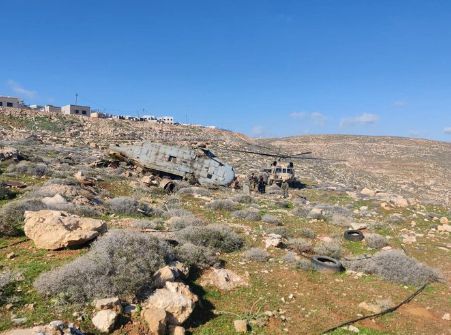 현지시간으로 지난 16일 이스라엘 공군이 블랙호크(아래 기체) 수송 작전을 실시하던 중 슬링(줄)이 끊어지면서 기체가 추락하는 사고가 발생했다. 사진은 추락한 블랙호크가 옆으로 기울어진 채 지상에 있는 모습. 엑스 캡처