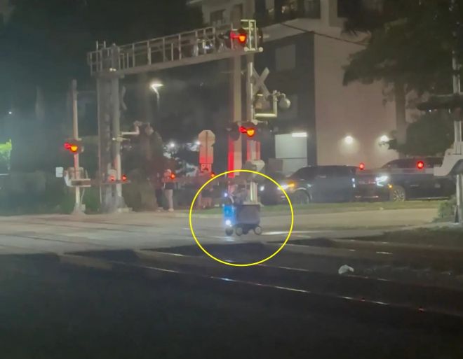 사고 직전 기찻길에서 동작을 멈춘 배달 로봇. 영상 캡처