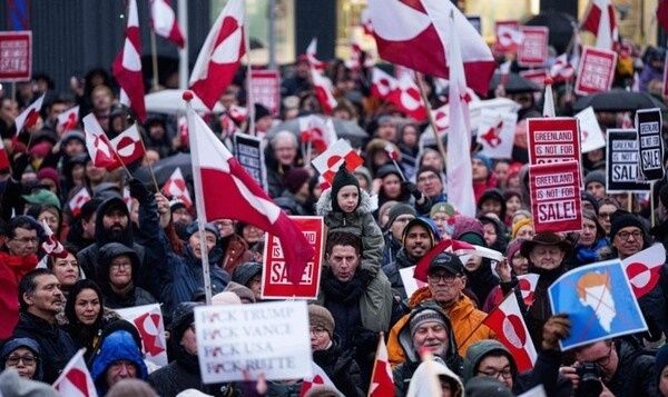 그린란드 주민들이 反트럼프 시위를 하는 모습. AP/연합뉴스