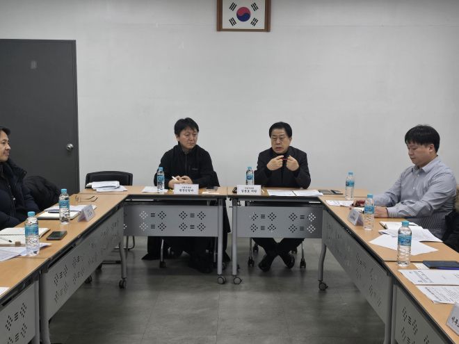 김용호(오른쪽) 서울시의원이 지난 15일 오후 용산구 삼각지 고가차도 보수·보강 등 민원 현장을 방문했고 민원해결 대책 방안에 대해 서울시·서울시설공단·용산구 등 관계부서·민원을 제기한 주민들과 논의하고 있다.