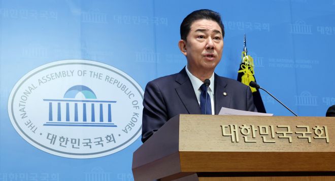 김병기 전 더불어민주당 원내대표가 19일 국회 소통관에서 당 윤리심판원의 제명 결정과 관련한 입장을 밝히고 있다. 연합뉴스