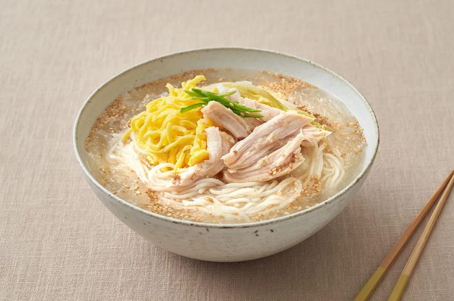 한국인에게 국수는 밀가루로 만들어 간단히 먹을 수 있는 음식을 넘어 장수와 연관이 있고, 지역별 특색을 드러난 다양한 종류로 발전했다. 사진은 닭고기를 넣어 차갑게 먹는 초계국수.  위키피디아 제공