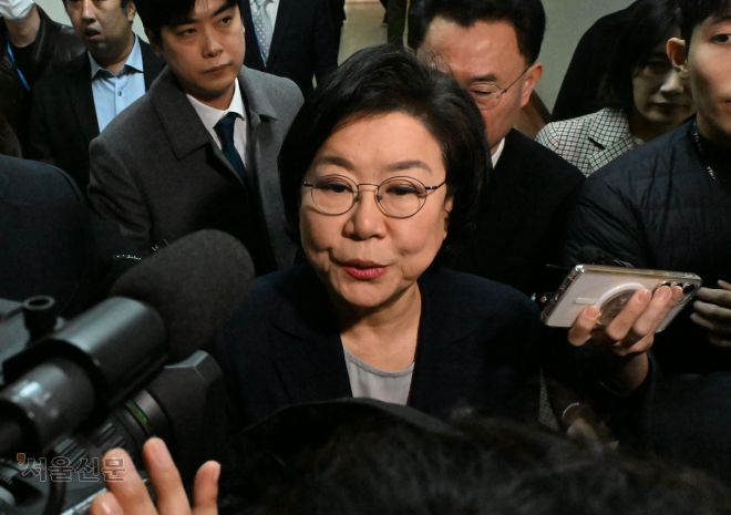 국회 재정경제기획위원회의 인사청문회가 파행된 19일 이혜훈 기획예산처 장관 후보자가 국회에서 취재진의 질문을 받으며 이동하고 있다. 안주영 전문기자