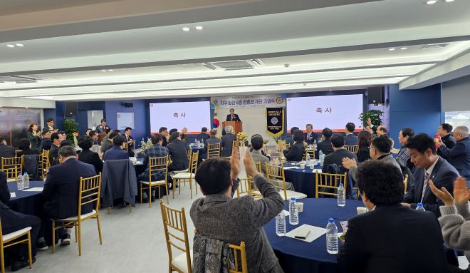 19일 서울 서초구 효령로 국제라이온스협회 354-D지구 6층에서 열린 ‘지구 컨벤션 개관 기념식’에서 참석자들이 축사를 들으며 환호하고 있다.