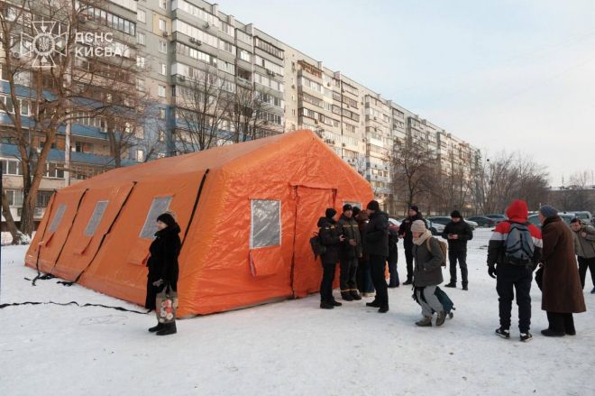 11일(현지시간) 우크라이나 비상사태청은 수도 키이우 아파트 단지 내에 한국이 지원한 발전기를 설치했다고 밝혔다. 앞서 박기창 주우크라이나 대사는 지난해 8월 우크라이나 비상사태청을 방문해 수송버스 3대와 중소형 발전기 100대를 전달한 바 있다. 한국국제협력단(KOICA)와 유엔사업서비스기구(UNOPS)의 지원으로 이뤄진 기증 행사에 앞서 우크라이나 측은 최전선에서 구조 활동 중 파손된 장비들을 보여주며 인도주의적 지원의 중요성을 강조했다. 사진은 전력 공급이 끊긴 키이우 아파트 단지 내 난방대피소. 2026.1.11 우크라 비상사태청