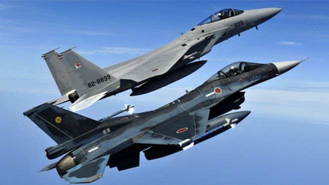 일본 항공자위대의 F-15 전투기와 F-2 전투기가 편대 비행을 하고 있다. 일본 정부 감사원은 미국산 방위장비 조달 과정에서 납기 지연이 반복되면서 자위대가 기존 전력을 장기간 운용해야 했다고 지적했다. (자료사진)