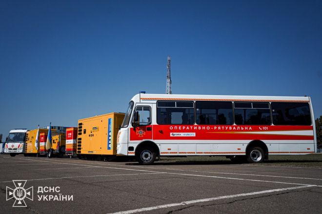 11일(현지시간) 우크라이나 비상사태청은 수도 키이우 아파트 단지 내에 한국이 지원한 발전기를 설치했다고 밝혔다. 앞서 박기창 주우크라이나 대사는 지난해 8월 우크라이나 비상사태청을 방문해 수송버스 3대와 중소형 발전기 100대를 전달한 바 있다. 한국국제협력단(KOICA)와 유엔사업서비스기구(UNOPS)의 지원으로 이뤄진 기증 행사에 앞서 우크라이나 측은 최전선에서 구조 활동 중 파손된 장비들을 보여주며 인도주의적 지원의 중요성을 강조했다. 2025.8.22 우크라 비상사태청