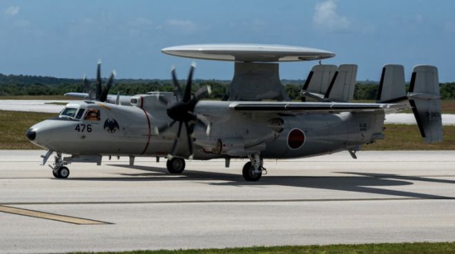 일본 항공자위대가 운용 중인 E-2D 조기경보통제기가 기지 활주로에 대기하고 있다. 감사원 조사에 따르면 E-2D용 정비 장비 납기 지연으로 일부 기지에서는 구형 장비를 대체 활용해 운용 차질을 최소화한 사례가 확인됐다. (자료사진)