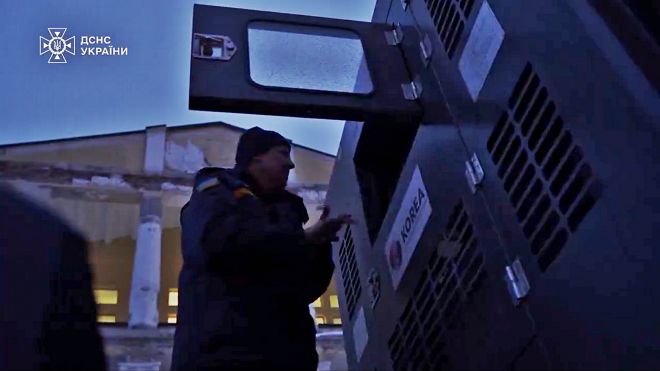 11일(현지시간) 우크라이나 비상사태청은 수도 키이우 아파트 단지 내에 한국이 지원한 발전기를 설치했다고 밝혔다. 앞서 박기창 주우크라이나 대사는 지난해 8월 우크라이나 비상사태청을 방문해 수송버스 3대와 중소형 발전기 100대를 전달한 바 있다. 한국국제협력단(KOICA)와 유엔사업서비스기구(UNOPS)의 지원으로 이뤄진 기증 행사에 앞서 우크라이나 측은 최전선에서 구조 활동 중 파손된 장비들을 보여주며 인도주의적 지원의 중요성을 강조했다. 2026.1.11 우크라 비상사태청