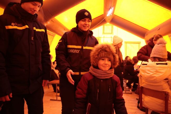 11일(현지시간) 우크라이나 비상사태청은 수도 키이우 아파트 단지 내에 한국이 지원한 발전기를 설치했다고 밝혔다. 앞서 박기창 주우크라이나 대사는 지난해 8월 우크라이나 비상사태청을 방문해 수송버스 3대와 중소형 발전기 100대를 전달한 바 있다. 한국국제협력단(KOICA)와 유엔사업서비스기구(UNOPS)의 지원으로 이뤄진 기증 행사에 앞서 우크라이나 측은 최전선에서 구조 활동 중 파손된 장비들을 보여주며 인도주의적 지원의 중요성을 강조했다. 사진은 전력 공급이 끊긴 키이우 아파트 단지 내 난방대피소 내부. 2026.1.11 우크라 비상사태청