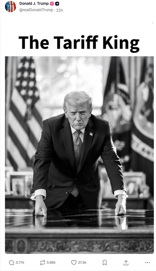 우방국 때리고… 트럼프 ‘셀프 즉위’ - 도널드 트럼프 미국 대통령이 집권 2기 1주년을 앞둔 지난 16일(현지시간) 소셜미디어(SNS)에 ‘관세 왕’이라는 문구와 함께 백악관 집무실 ‘결단의 책상’ 앞에서 두 주먹을 불끈 쥐고 있는 흑백 사진을 올렸다. 그는 ‘미스터 관세’라는 제목으로도 같은 사진을 게시했다. 재집권 후 세계 각국에 상호관세를 부과해 왔던 트럼프 대통령은 이튿날 미국의 그린란드 병합에 반대하는 유럽 8개국을 상대로 추가 관세를 매기겠다고 발표했다. 트루스소셜 캡처