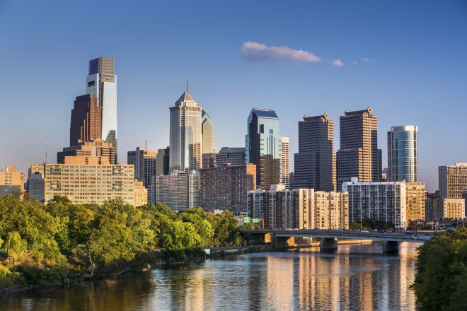 미국 펜실베이니아주 필라델피아 도심 전경. 스카이라인과 슈킬강(Schuylkill River)이 어우러진 이 지역은 역사 유적과 현대적 도시 풍경이 공존하는 필라델피아의 중심부다. 부킹닷컴