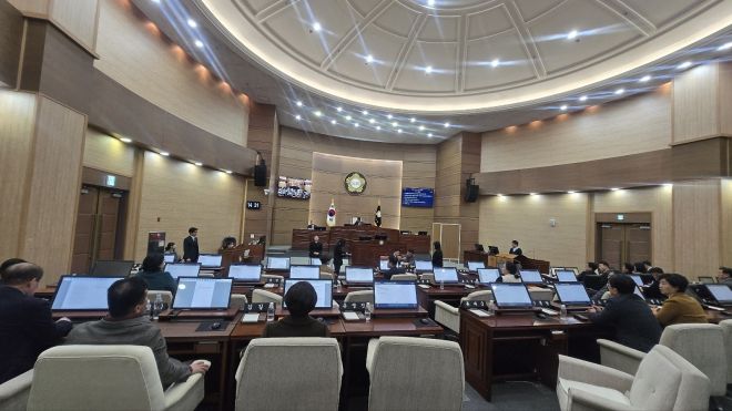 19일 천안시의회 제286회 임시회 제1차 본회의에서 국민의힘 김행금 의장에 대한 불신임안에 대한 표결이 진행되고 있다. 이종익 기자