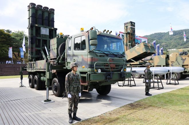 한국형 3축 체계 핵심 자산인 천궁-Ⅱ가 공개되고 있다. 국방부는 건군 77주년을 맞아 국군의 유·무인 복합체계 신무기를 공개했으며, 사진은 지난달 29일 국군의날 미디어데이 행사에서 선보인 천궁-Ⅱ 모습. 2025.10.1 연합뉴스