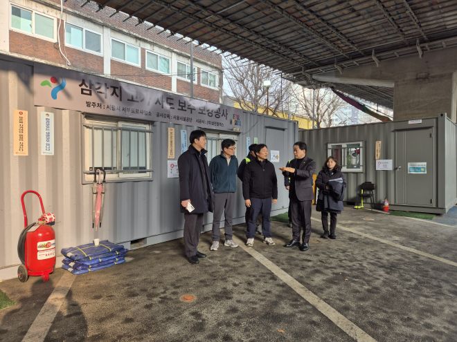 지난 15일 오후 용산구 삼각지 고가차도 보수ㆍ보강 등 민원 현장을 방문한 김용호 서울시의원(오른쪽 두 번째)이 민원 사항에 대해 관계부서와 논의하고 있다.