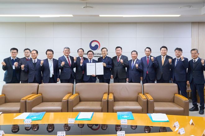 국토교통부에서 ‘제5차 국가철도망 구축계획’ 신규 사업 반영을 촉구하는 공동건의문이 제출되고 있다. 천안시 제공