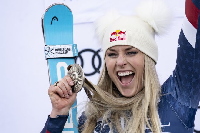 미국 아이다호주 선밸리에서 열린 FIS 알파인 월드컵 여자 슈퍼대회전에서 은메달을 목에 걸고 기뻐하는 린지 본. 선밸리 EPA 연합뉴스