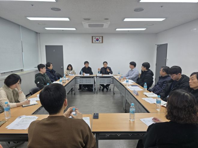 지난 15일 오후 용산구 삼각지 고가차도 보수ㆍ보강 등 민원 현장을 방문한 김용호 서울시의원(오른쪽)이 민원해결 대책 방안에 대해 서울시, 서울시설공단, 용산구 등 관계부서, 민원을 제기한 주민들과 회의를 진행하고 있다.