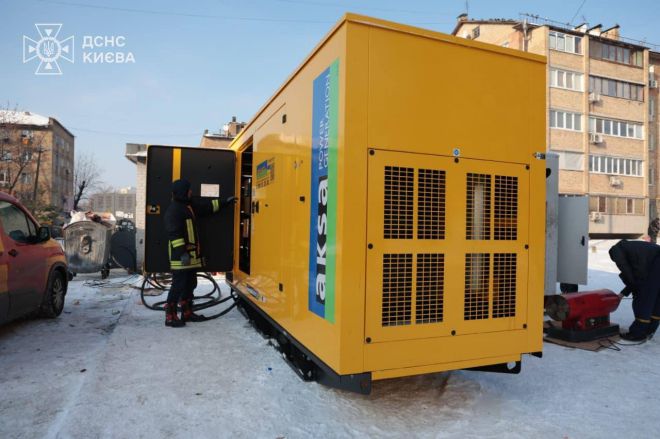 11일(현지시간) 우크라이나 비상사태청은 수도 키이우 아파트 단지 내에 한국이 지원한 발전기를 설치했다고 밝혔다. 앞서 박기창 주우크라이나 대사는 지난해 8월 우크라이나 비상사태청을 방문해 수송버스 3대와 중소형 발전기 100대를 전달한 바 있다. 한국국제협력단(KOICA)와 유엔사업서비스기구(UNOPS)의 지원으로 이뤄진 기증 행사에 앞서 우크라이나 측은 최전선에서 구조 활동 중 파손된 장비들을 보여주며 인도주의적 지원의 중요성을 강조했다. 2026.1.11 우크라 비상사태청