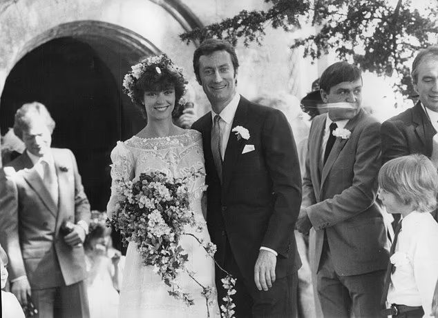 작품을 통해 만나 몇 달 만에 결혼한 레이철 워드와 브라이언 브라운. 두 사람은 슬하에 로즈, 마틸다, 조지프 세 자녀를 두고 있다. (결혼식 당시 모습)