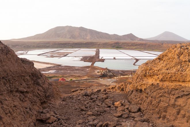 서아프리카 대서양 연안 카보베르데 살(Sal) 섬의 페드라 데 루메(Pedra de Lume) 염전 전경. 화산 분화구 지형 위에 형성된 독특한 풍경으로, 조용한 체류형 여행지로 주목받고 있다. 123rf