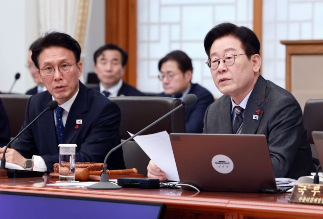 이재명(오른쪽) 대통령이 20일 서울 종로구 청와대에서 열린 국무회의에서 발언하고 있다. 연합뉴스