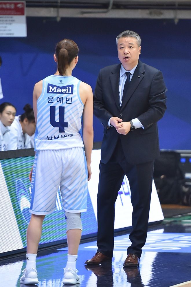 임근배 전 삼성생명 감독과 윤예빈. WKBL 제공