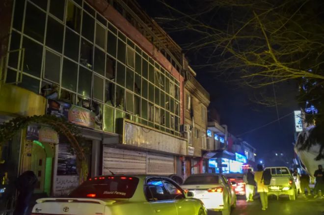 아프가니스탄 현지시간으로 19일 수도 카불의 한 호텔 안에 있는 중국 식당에서 폭탄 테러가 발생해 최소 7명이 사망했다. 사진은 테러의 여파로 유리창이 깨져 있는 사건 현장. AFP 연합뉴스