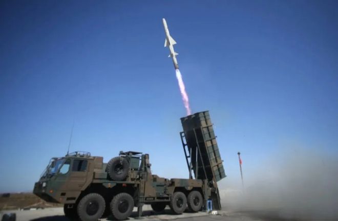 일본 육상자위대가 운용 중인 12식 지대함 순항미사일이 지상 발사대에서 발사되는 모습. 신형 SSM은 이 12식을 기반으로 사거리와 운용 개념을 확장한 체계로 개발되고 있다. 일본 육상자위대 제공