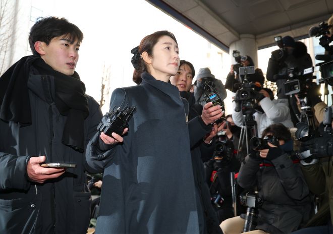 2022년 지방선거를 앞두고 전 사무국장 남모씨를 통해 김경 서울시의원이 공천 대가로 건넨 1억원을 수수한 혐의를 받는 무소속 강선우 의원이 20일 서울 마포구 서울경찰청 공공범죄수사대로 출석하고 있다. 2026.1.20 연합뉴스