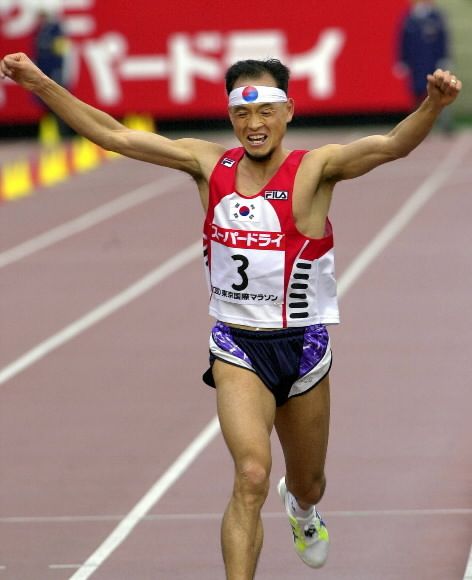 2000년 일본 도쿄 국제마라톤에서 2시간 7분 20초로 한국 신기록을 작성하며 환호하는 이봉주. 도쿄 AP 연합뉴스