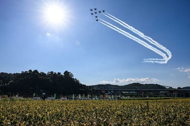 한국 특수비행팀 ‘블랙이글스’가 공주 금강신관공원에서 비행하는 모습. 블랙이글스 인스타그램 제공