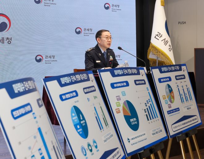 [서울=뉴시스] 김양수 기자 = 21일 이명구 관세청장이 서울세관에서 2025년 마약단속 현황과 주요 특징을 발표하고 있다. 이날 이 청장은 청장이 직접 주재하는 마약척결 대응본부를 신규로 출범시켜 국경단계서 마약밀수를 원천차단하겠다고 밝혔다.(사진=관세청 제공).2026.01.21. photo@newsis.com  *재판매 및 DB 금지