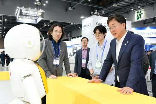 이민근 안산시장이 킨텍스에서 열린 ‘2024로보월드’에서 관계자로부터 휴머노이드로봇에 대한 설명을 청취하고 있다. (안산시 제공)