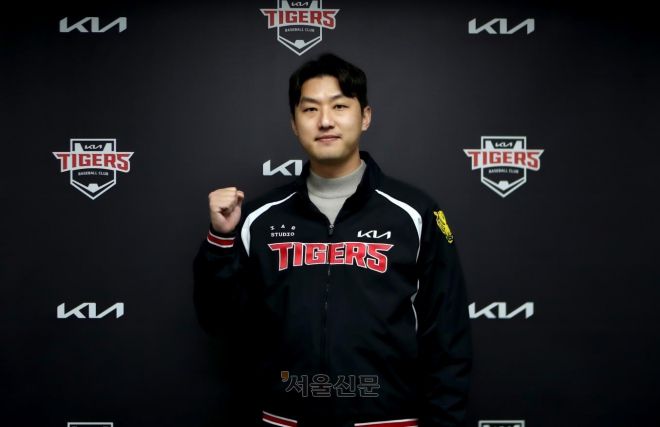 홍건희가 21일 광주 기아챔피언스필드에서 프로야구 KIA 타이거즈와 계약을 체결한 뒤 포즈를 취하고 있다. 2026.1.21 KIA 타이거즈 제공