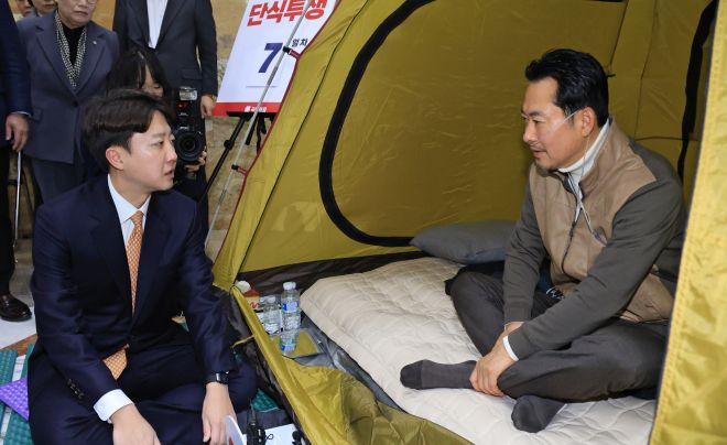 통일교·공천헌금 ‘쌍특검’ 수용을 요구하며 단식 7일 차를 맞은 장동혁(오른쪽) 국민의힘 대표가 21일 국회 로텐더홀 단식 농성장을 찾은 개혁신당 이준석 대표와 대화하고 있다. 2026.1.21 공동취재