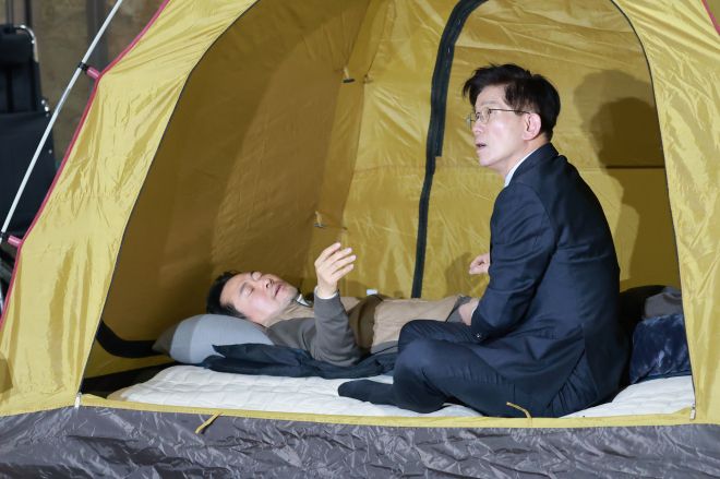 김문수 국민의힘 전 대선후보가 21일 국회 로텐더홀에서 단식 중인 국민의힘 장동혁 대표를 만나고 있다. 연합뉴스