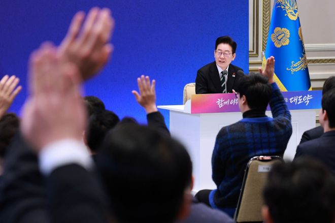 이재명 대통령, 신년 기자회견 - 이재명 대통령이 21일 청와대 영빈관에서 열린 2026년 신년 기자회견에서 질문을 받고 있다. 2026.01.21. 뉴시스