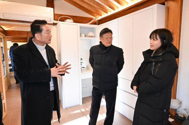 ‘미리내집 연계형 공공한옥’ 내부시설을 살펴보고 대화하는 김태수 위원장(왼쪽 첫 번째)