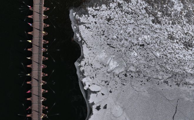 올겨울 최강 한파에 남한강도 ‘얼음’… 주말 지나야 ‘땡’ - 24절기 중 마지막인 대한(大寒)을 맞은 20일 전국 최저기온이 영하 20도까지 내려가는 등 이번 겨울 최강 한파가 찾아온 가운데 경기 양평군 두물머리 주변 남한강이 하얗게 얼어붙어 있다. 이번 추위는 주말까지 이어질 것으로 예보됐다. 연합뉴스