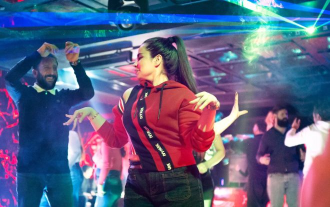 튀르키예 반 지역의 나이트클럽 ‘퀸 페스타’. 이곳은 이란 상류층이 휴양지로 즐겨 찾는 장소로 알려져 있다. 텔레그래프