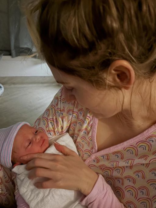 미국의 유명 팝가수 메간 트레이너(33)가 대리모를 통해 셋째 아이를 품에 안으며 세 아이의 엄마가 된 가운데, 소셜미디어(SNS)에 올린 사진이 “작위적”이라며 논란이 되고 있다. 인스타그램