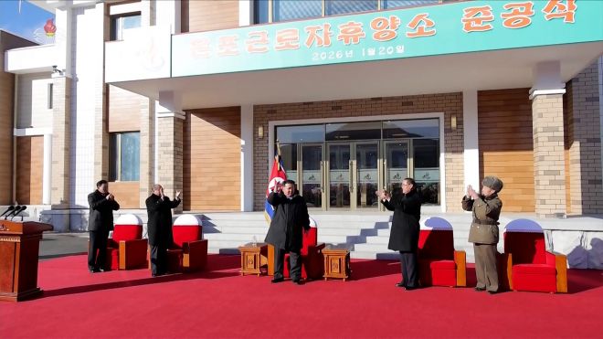김정은 북한 국무위원장이 지난 20일 함경북도 경성군 온포근로자휴양소 준공식에 참석해 준공 테이프를 끊었다고 조선중앙TV가 21일 보도했다. 김 위원장은 시설을 둘러본 뒤 2월 중에 휴양소를 개업하라고 지시했다. 2026.1.21 조선중앙TV 화면. 연합뉴스