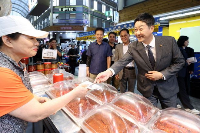 지난해 10월 추석을 앞두고 시흥 삼미시장에서 장을 보며 상인과 대화를 나누는 김 의장. 경기도의회 제공