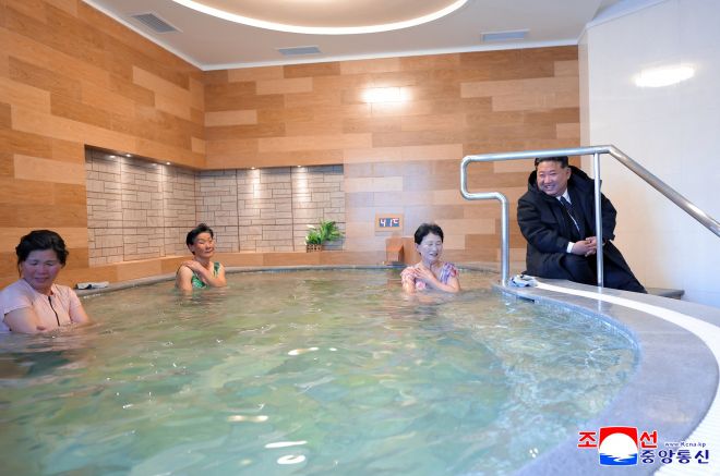 김정은 북한 국무위원장이 지난 20일 과거 운영 실태를 신랄하게 질타했던 함경북도 경성군 온포근로자휴양소 준공식에 참석해 리모델링 성과를 칭찬했다고 조선중앙통신이 21일 보도했다. 2026.1.21 평양 조선중앙통신 연합뉴스