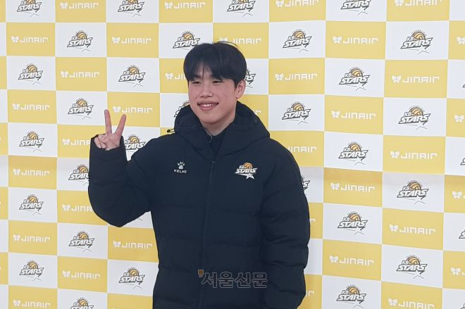 경기 후 수훈선수로 인터뷰실을 찾아 V자를 그리는 이학진. 2026.1.21 류재민 기자