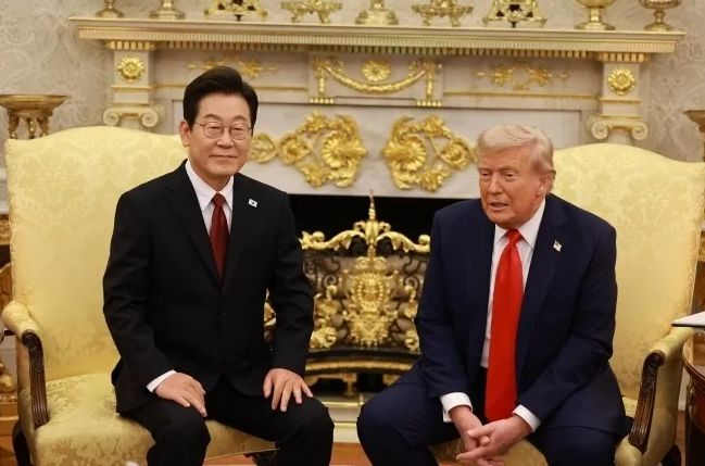 이재명 대통령과 도널드 트럼프 미국 대통령이 25일(현지 시간) 미국 워싱턴DC 백악관에서 한미 정상회담을 하고 있다. 2025.08.26. 뉴시스