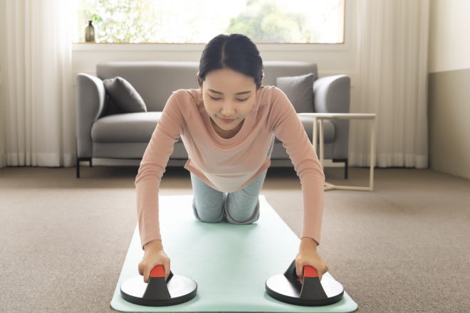 집에서 가벼운 저항 기구를 이용해 근력 운동을 하는 모습. 연구에 따르면 무거운 중량이 아니어도 근육이 지칠 때까지 반복하면 근력 향상을 기대할 수 있다. 아이클릭아트