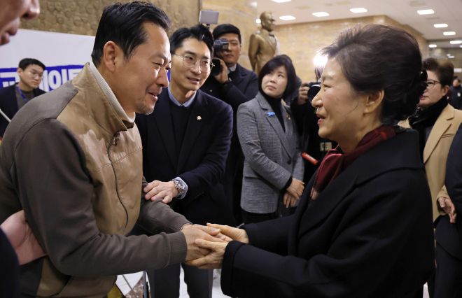 통일교·공천헌금 ‘쌍특검’ 수용을 요구하며 8일째 단식 농성 중인 장동혁 국민의힘 대표가 22일 국회 로텐더홀 단식 농성장을 찾은 박근혜 전 대통령과 악수하고 있다. 2026.1.22 공동취재