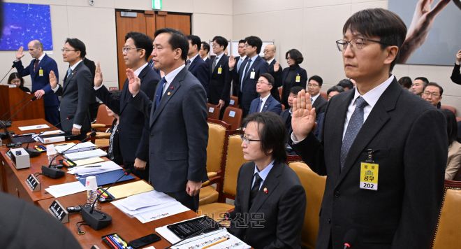 해롤드 로저스 쿠팡 임시대표가 30일 서울 여의도 국회에서 열린 제430회국회(임시회) 쿠팡 침해사고 및 개인정보 유출, 불공정 거래, 노동환경 실태 파악과 재발방지 대책 마련을 위한 연석 청문회에 출석해 증인 선서하고 있다. 2025.12.30안주영 전문기자